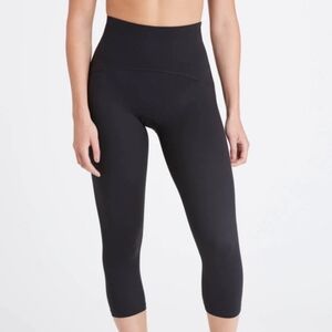 Spanx Shapeware Black High Rise Crop Capri Leggings Small